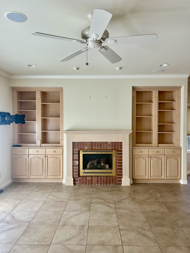 Building Photo - 560 E Maberry Dr