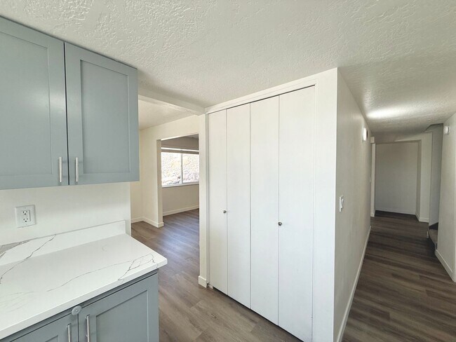 Building Photo - Open House June 20th | 3 Bedroom Townhome in Holladay