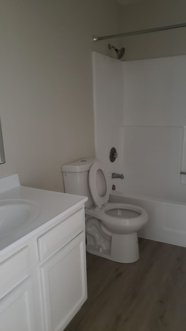 Building Photo - Remolded 3 Bedroom 2 Bathroom in Central P...