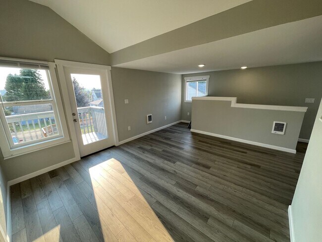 Building Photo - FULLY RENOVATED LESS THAN 2 YEARS - 2BED/1BATH WITH BONUS/OFFICE SPACE