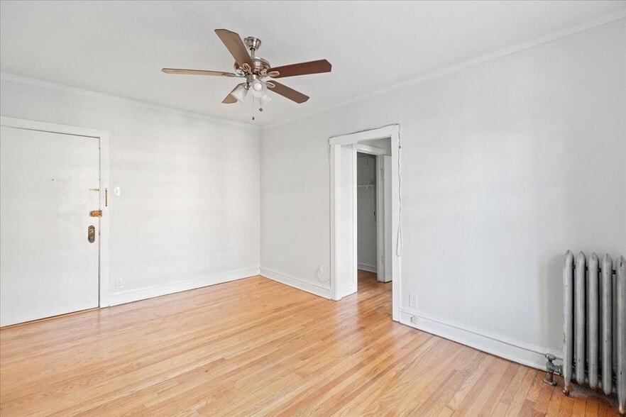 Building Photo - 658 W Oakdale Ave