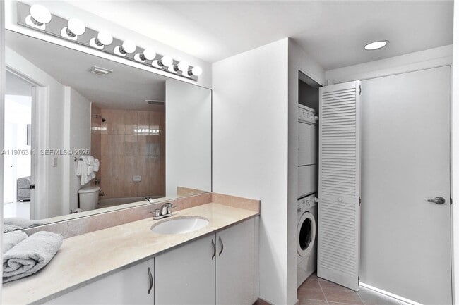 Building Photo - 1750 N Bayshore Dr