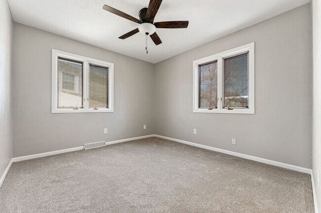 Building Photo - Updated Home in Windsor Park!