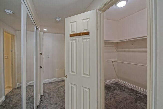 Building Photo - NICELY REMODELED, 2BR2.5BA, 1700 SQ FT CON...