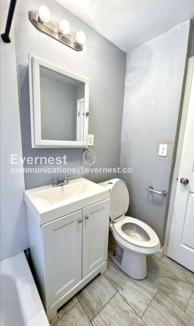 Building Photo - 1402 E 65th St