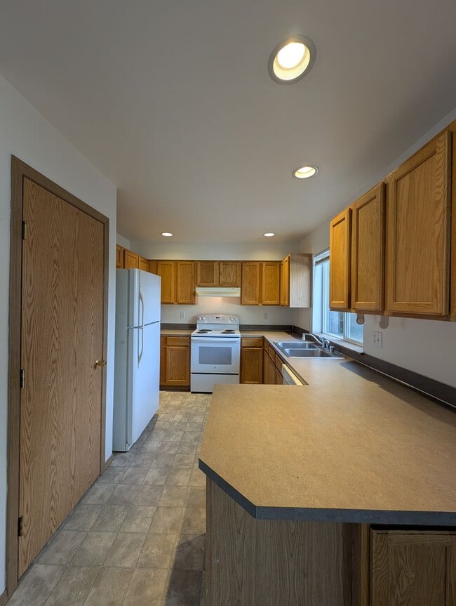 Building Photo - Centrally Located 3 Bedroom Triplex Unit Avail. for Rent - W/S/G paid with rent