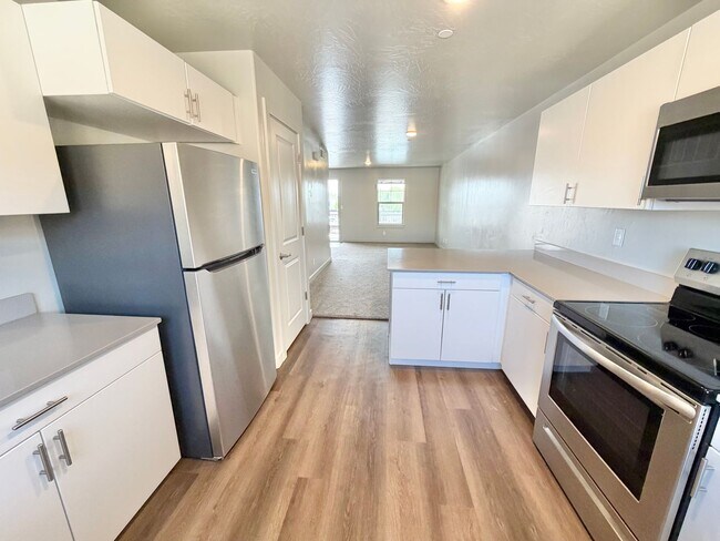 Building Photo - 2 Bed Lone Rock Condo!