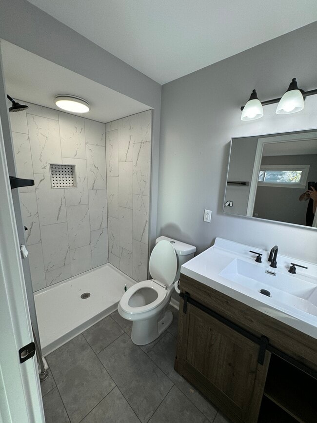 Building Photo - 454 Colford Ave
