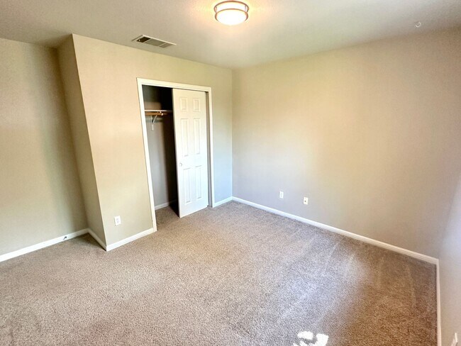 Building Photo - Stunning 4-Bedroom Home in the Desirable S...