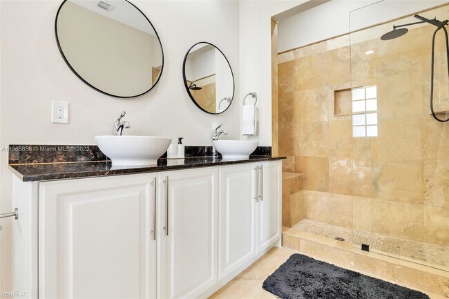 Building Photo - 3 br, 2.5 bath House - 1380 NE 24th St # 1380