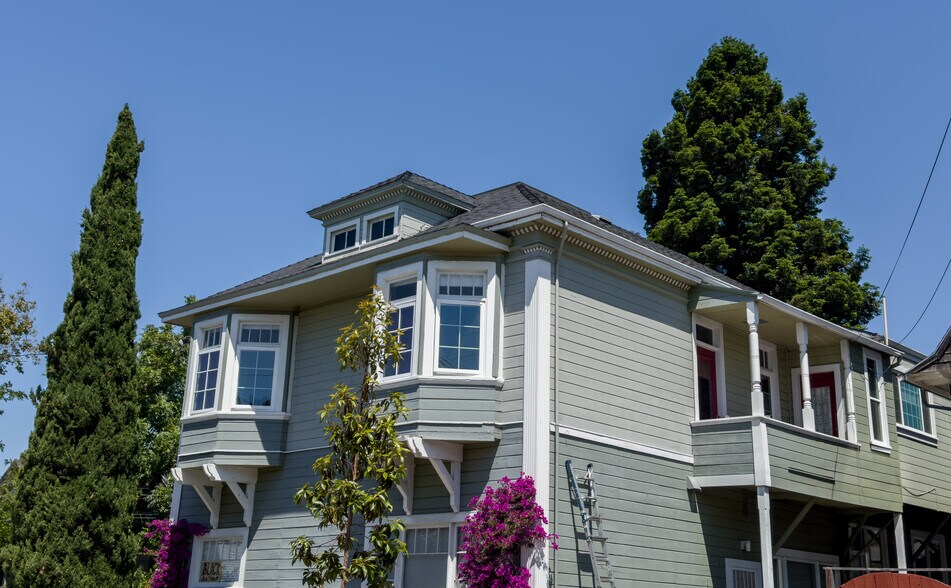 Upstairs Unit w/ Edwardian Bay Windows & Side Deck - 1937 Russell St