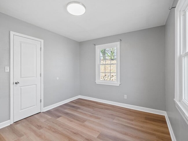 Building Photo - 2 Bedroom, 1 Bathroom newly renovated home for rent off Williamson Rd!