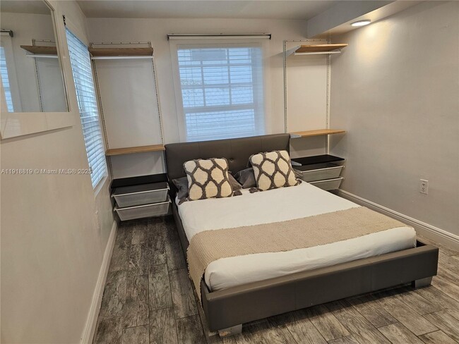 Building Photo - 622 15th St