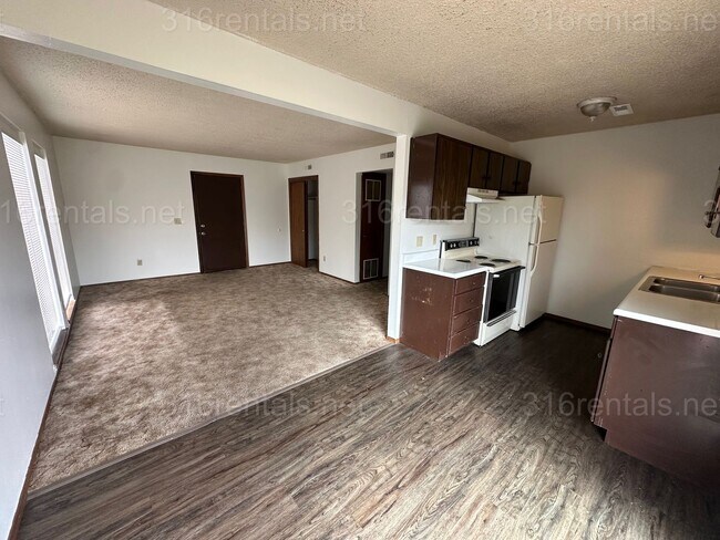 Building Photo - $750 - 2 bed 1 bath - Second floor Apartment