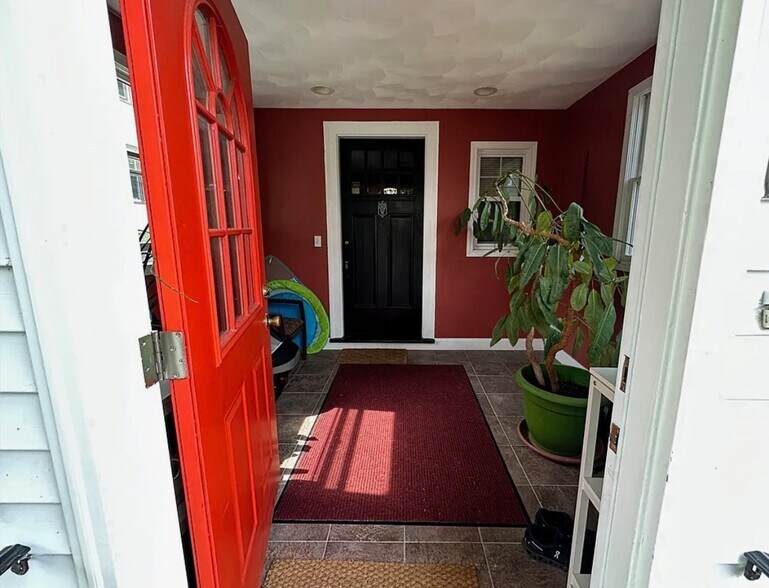 Mudroom entrance - 124 Bynner St