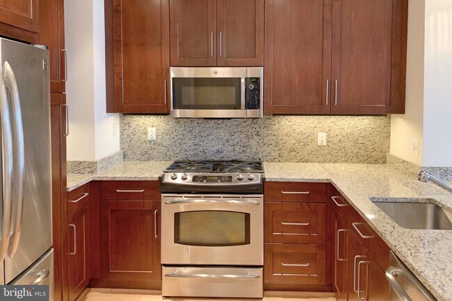 Building Photo - 8220 Crestwood Heights Dr