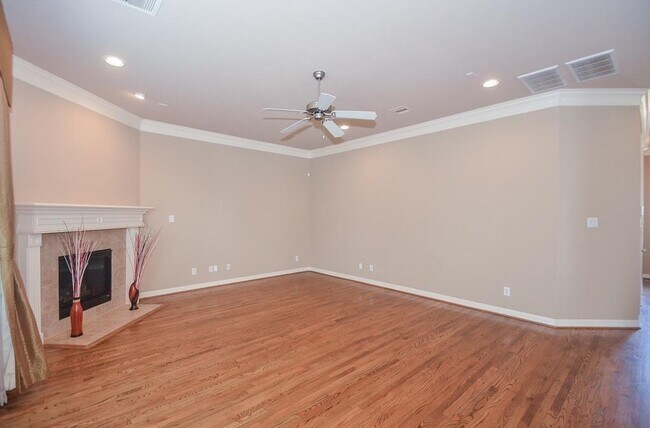 Building Photo - 3042 Royal Oaks Crest
