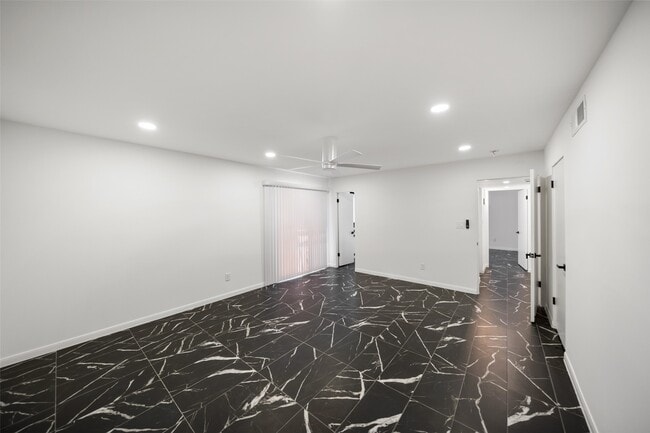 Building Photo - 2101 Fountain View Dr