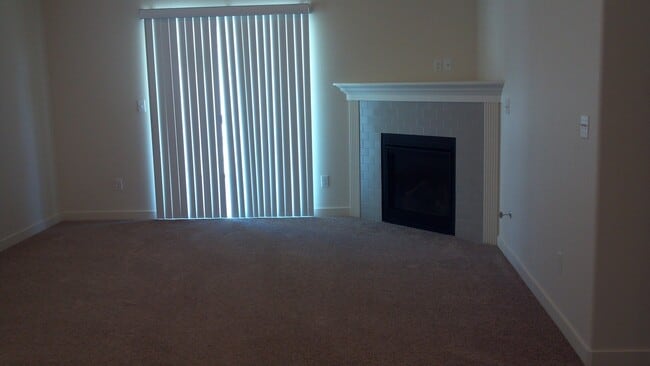 Building Photo - Single Story Home with Fully Fenced Yard & Close to Shopping/Restaurants!