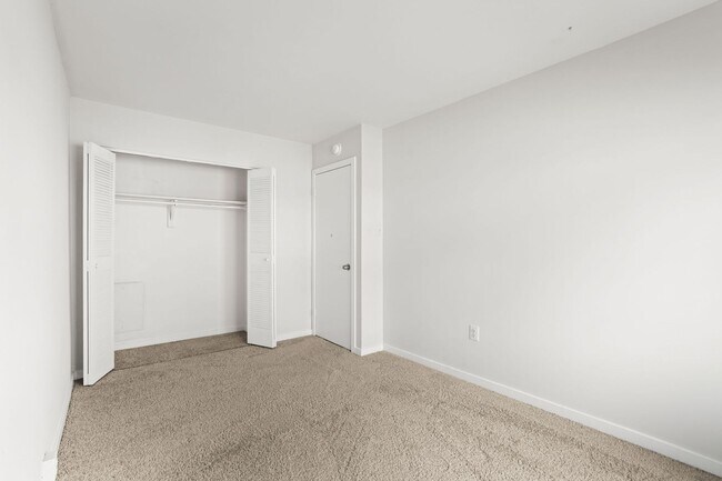 Building Photo - Modern Comfort in Sought-After Gaithersburg