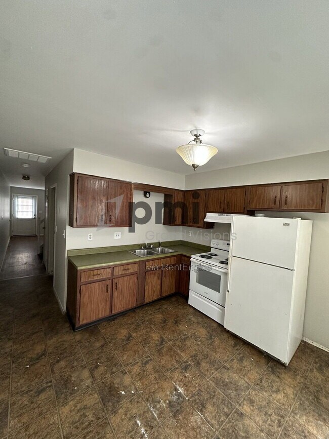 Building Photo - 1624 University Dr