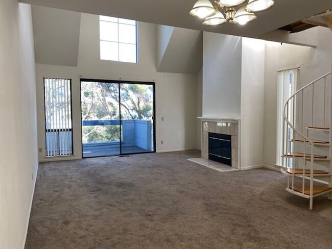 Building Photo - 15 Invincible Ct