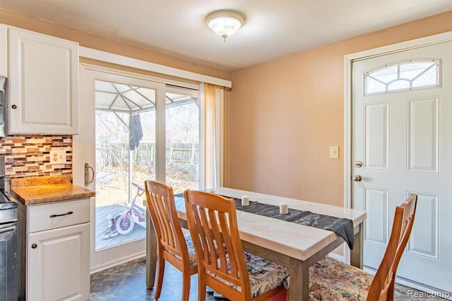 Building Photo - 2163 Hemlock Dr
