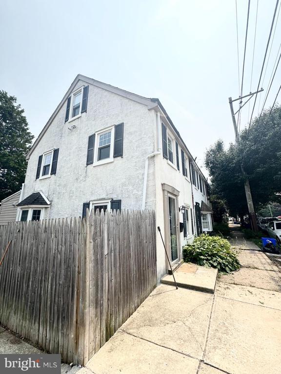 Building Photo - 150 E Hartwell Ln