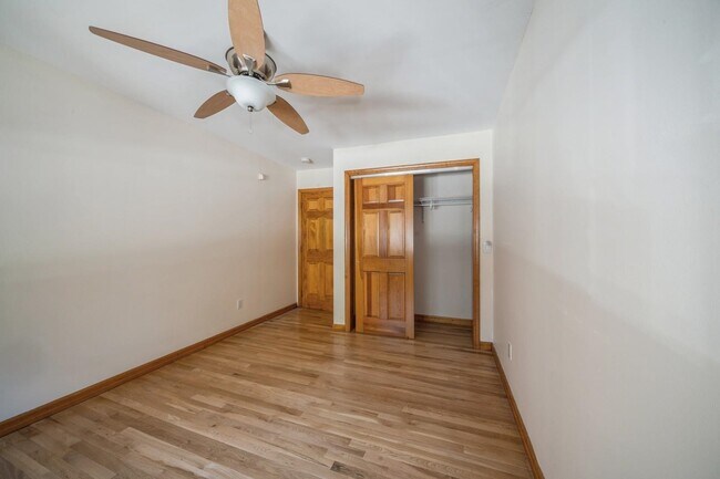Building Photo - 422 Monroe St