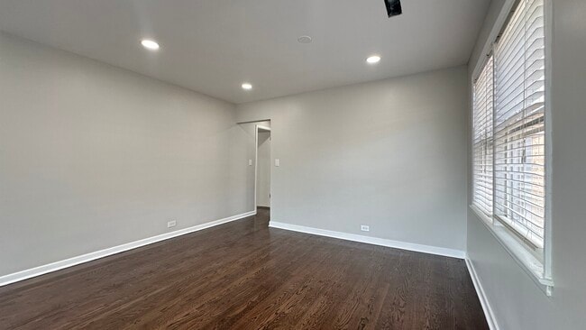 Building Photo - 5811 W Lawrence Ave