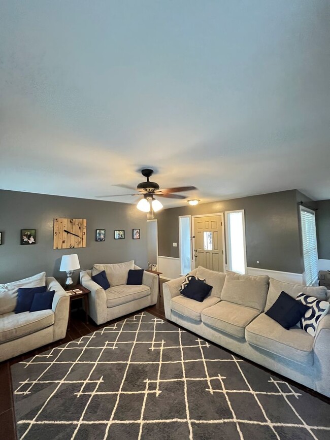 Building Photo - Superb 3 bedroom 2.5 bath home in Springda...