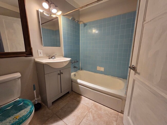 Building Photo - New Listing!
