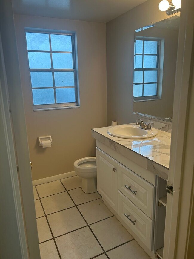 Building Photo - Move-in Special thru 12/1 - 1 BR 1 1/2 Bat...