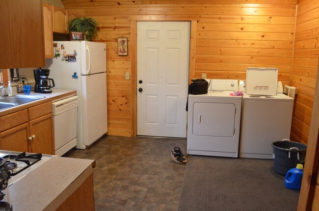 Building Photo - 3 Bedrooms, 2 Bathrooms Single Family Home in Brainerd, MN w/1 car garage