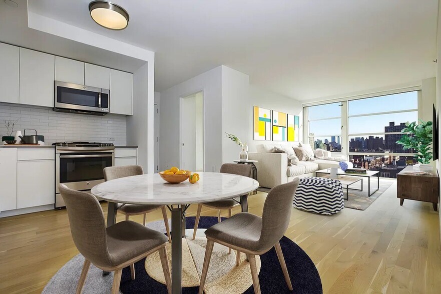 Primary Photo - 331 E Houston St