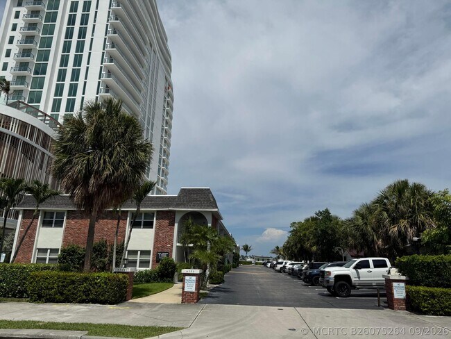 Building Photo - 4700 N Flagler Dr