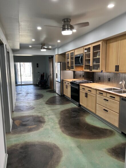 Building Photo - 3136 Hermina St