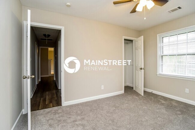 Building Photo - 3 Bedroom Pet-Friendly Home in Charlotte, NC with Main Street Renewal