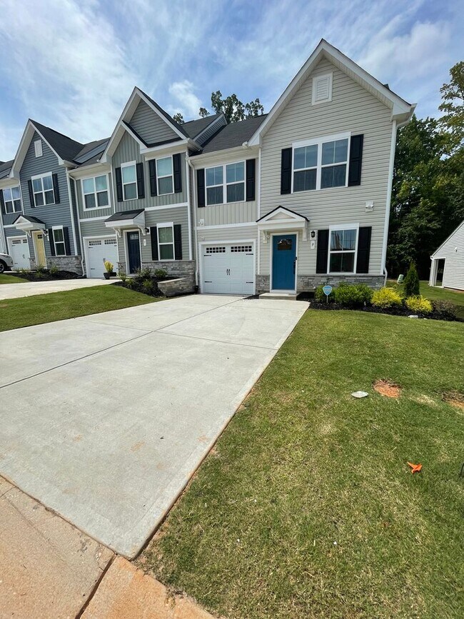 Building Photo - Brand  New!!!! 3 bedroom Townhome 2.5 Bath near Furman University !!!