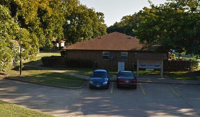 Building Photo - 902 Dallas St