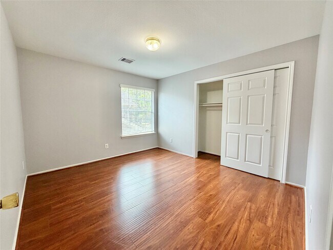 Building Photo - 4614 Forest Home Dr