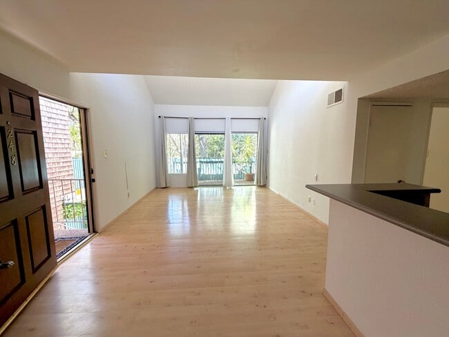 Building Photo - Bright & Updated 2bed 1 bath Tarzana Condo in Gated Community!