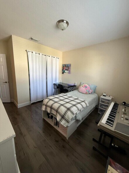 Building Photo - 2136 Oakmont Dr
