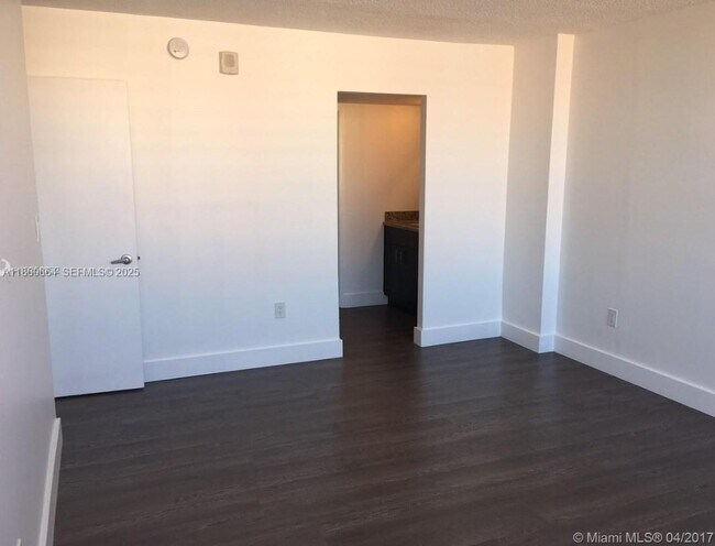 Building Photo - 1301 NE Miami Gardens Dr