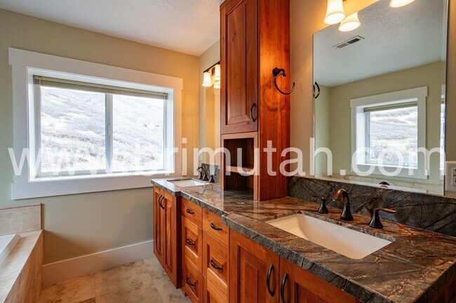 Building Photo - 105 Young Oak Rd