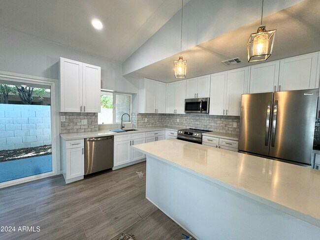 Building Photo - 514 W Fellars Dr