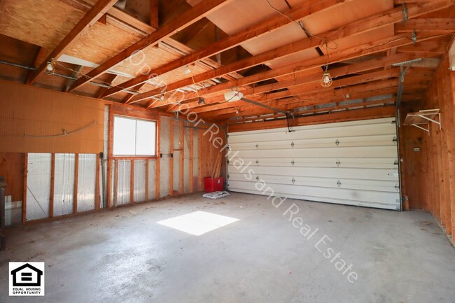 Building Photo - ** $300.00 OFF FIRST MONTHS RENT** Great 3...