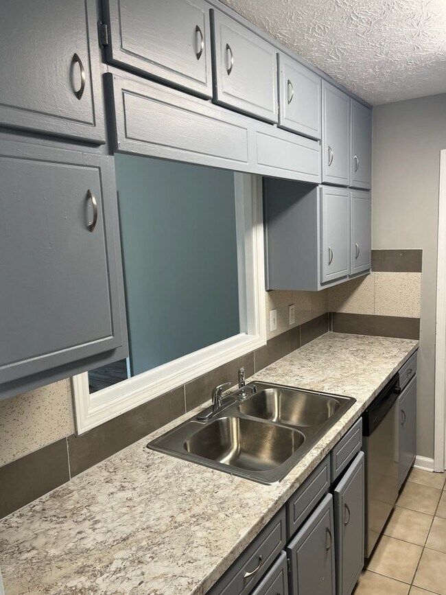 Building Photo - 106 Clear View