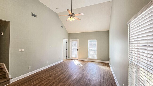 Building Photo - 831 Landing Dr