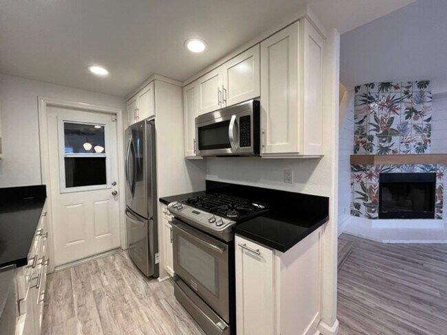 Building Photo - OB Beach House! 3 Bed 2.5 Bath A Block Fro...